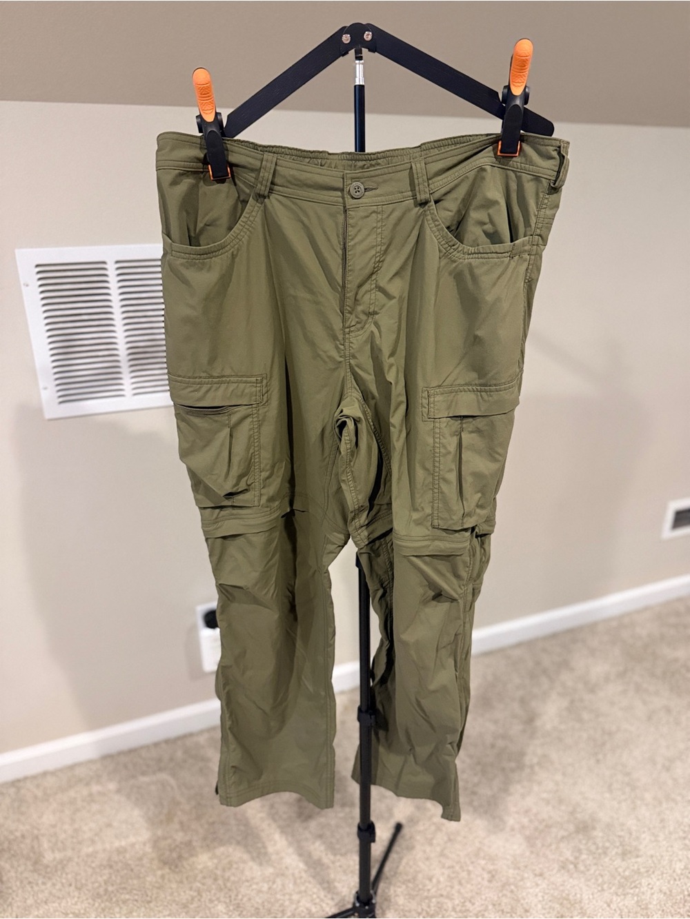 REI Sahara Men’s Cargo Pants in Shaded Olive Green